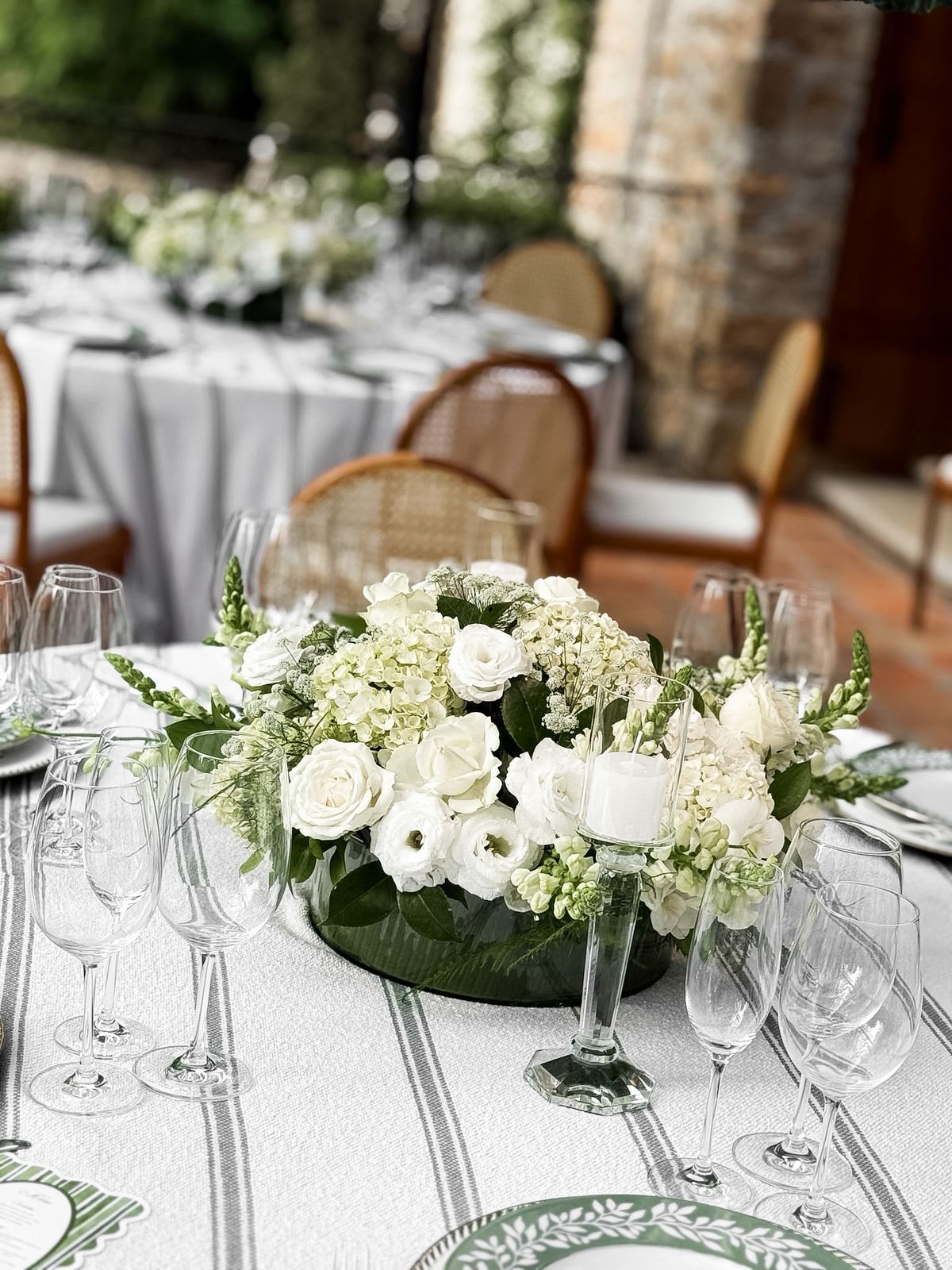 Arranjo central com flores brancas em vaso de cristal